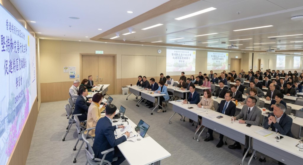 李慧琼亦期望與議員一同做好5項工作。立法會主席李慧琼FB圖片