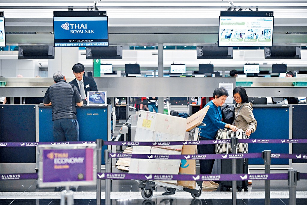 泰國雖然受地震影響,昨日仍有港人如常出發赴泰旅遊。