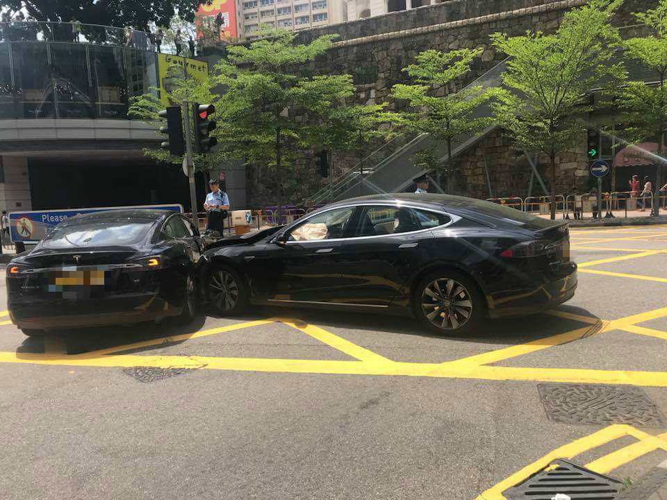 尖沙嘴九龍公園徑2車相撞。網上圖片