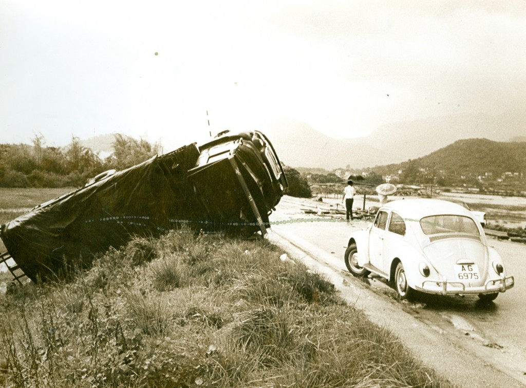 有貨車被吹翻跌落路邊。資料圖片 有貨車被吹翻跌落路邊。資料圖片