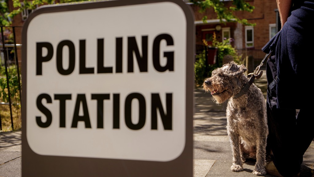 英國選民習慣帶狗投票並在票站拍照打卡。 美聯社