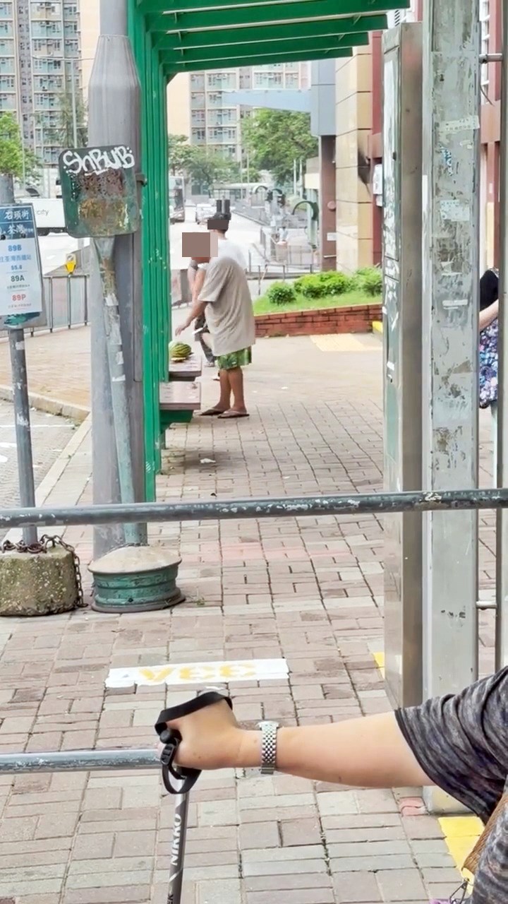 現場人來人往，另一邊還有乘 客在候車，輕鬆地閒話家常。Threads截圖