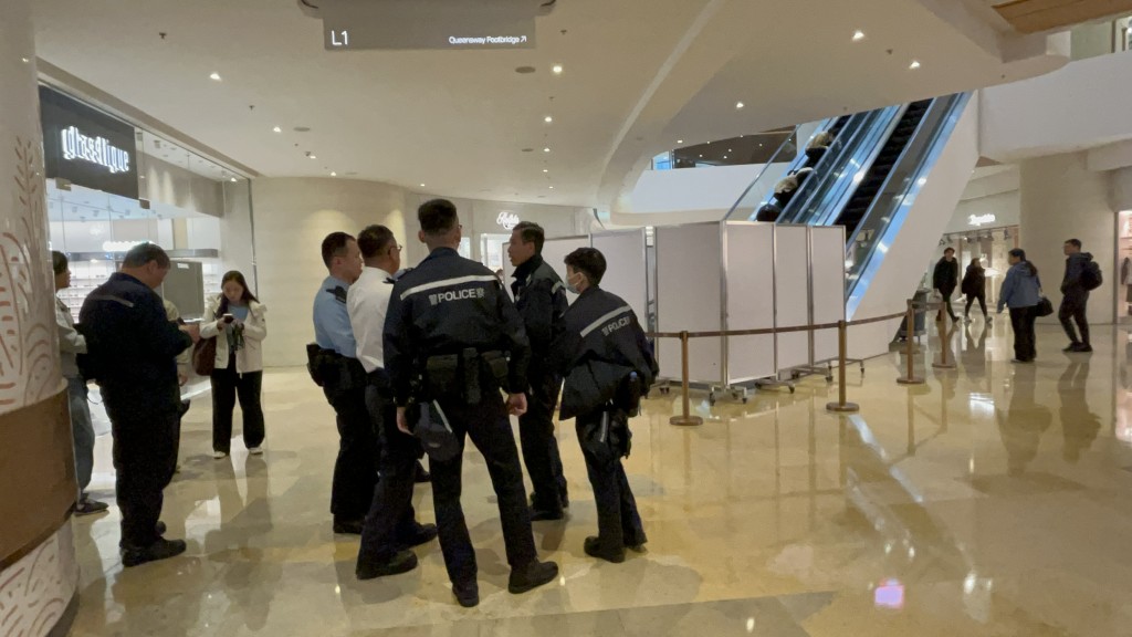 警方到場調查事件。 警方到場調查事件。