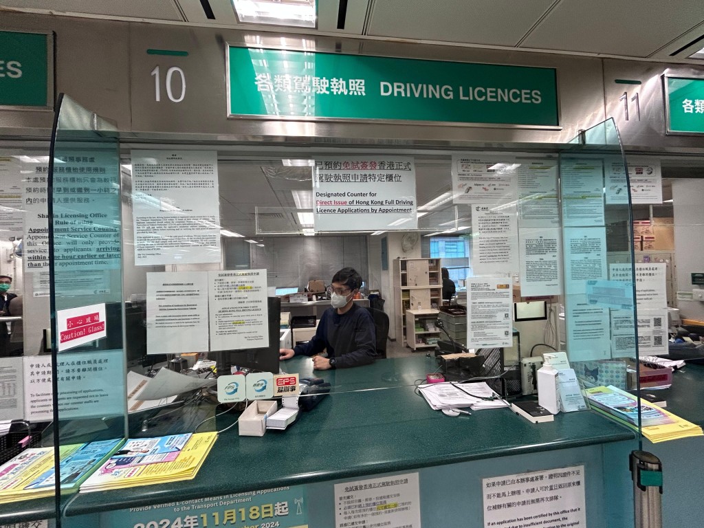 運輸署總行政主任（牌照事務）盧偉君表示，申請人如資料齊備，一般可於同日完成審批及簽發。運輸署提供