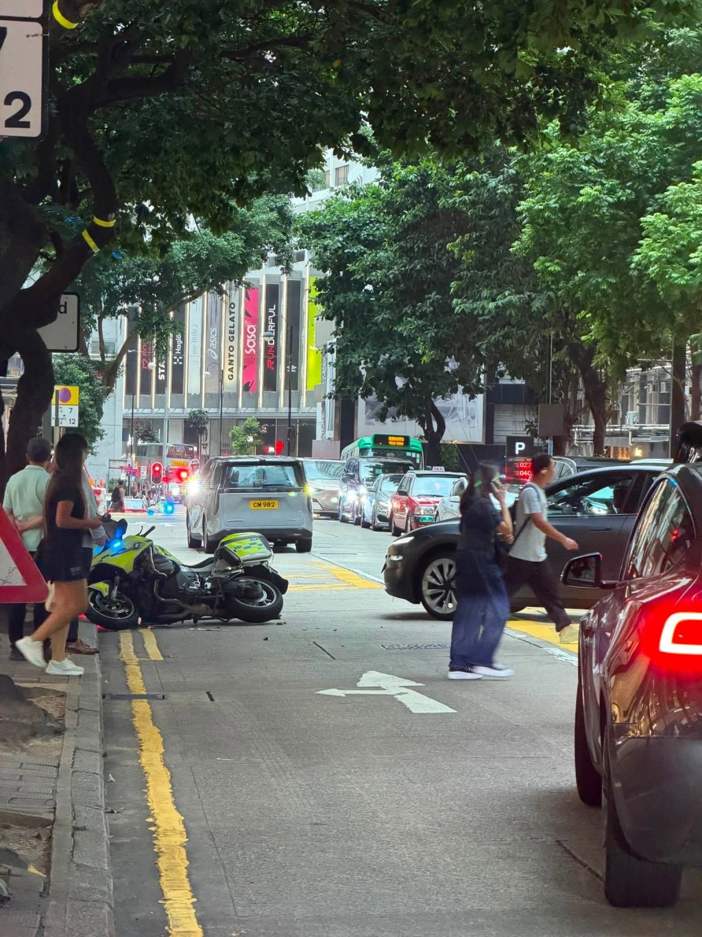 一輛Tesla私家車駛至銅鑼灣希慎道及開平道交界時,與一輛警察電單車發生相撞。網上圖片 一輛Tesla私家車駛至銅鑼灣希慎道及開平道交界時,與一輛警察電單車發生相撞。網上圖片