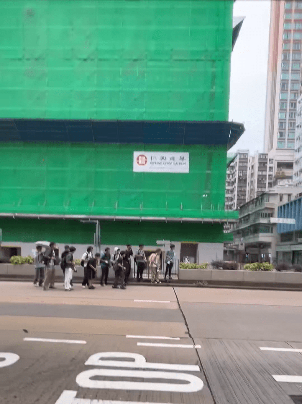 當時路面中間有多名巴士迷站立。FB：Chan Kenny@車Cam L香港群組