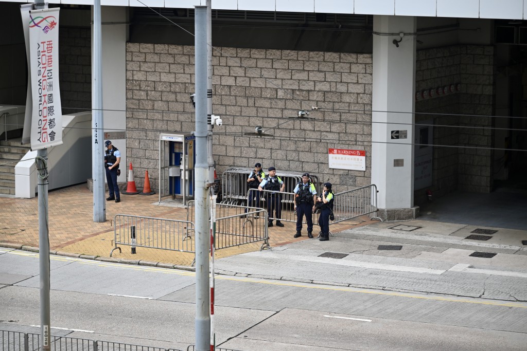 警員在高院架起鐵馬範圍。劉駿軒攝 警員在高院架起鐵馬範圍。劉駿軒攝