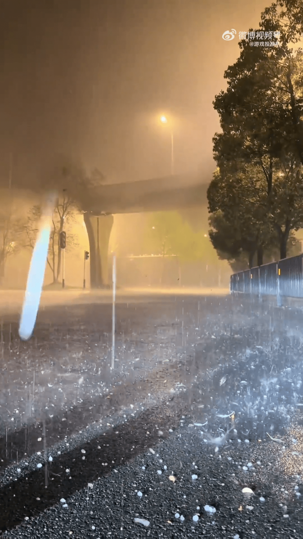 武汉暴雨伴随冰雹大风。