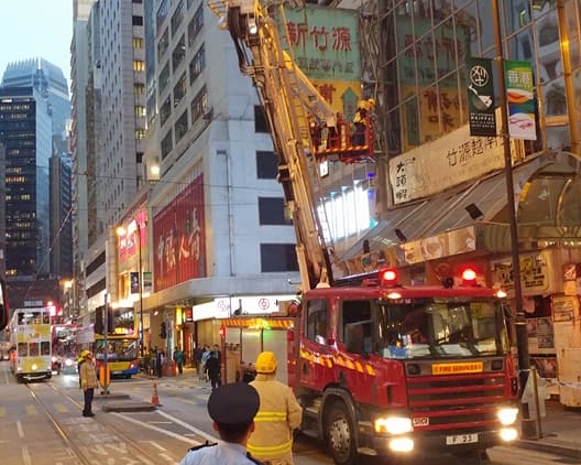 上環消防員清拆危險招牌。網民Ng Kwan Wai圖片‎