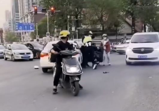 天津兩名交警無視車來車往，在街道中央互毆。
