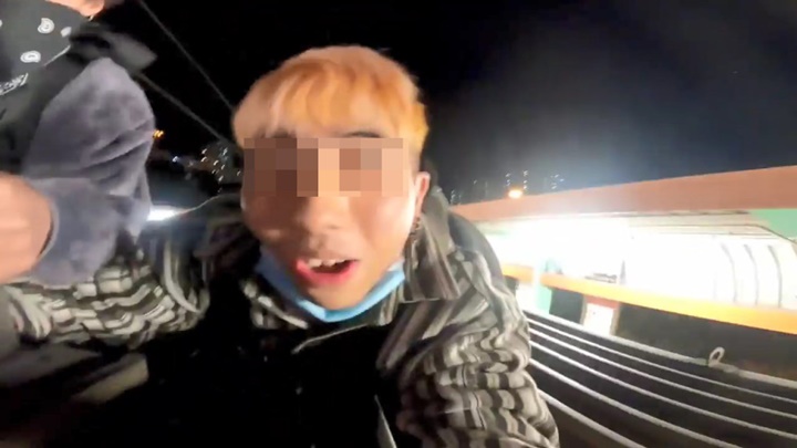 金髮男表現激動。