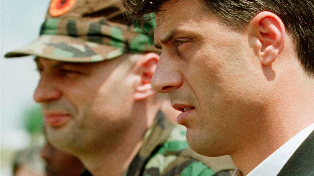 1999年8月6日,科索沃解放軍領導人薩奇(右)與總司令切庫(Agim Ceku)出席阿爾巴尼亞族領導人阿加尼的追悼會。 美聯社 1999年8月6日,科索沃解放軍領導人薩奇(右)與總司令切庫(Agim Ceku)出席阿爾巴尼亞族領導人阿加尼的追悼會。 美聯社