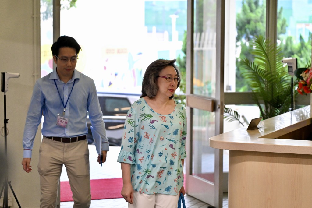 公務員事務局局長楊何蓓茵。 公務員事務局局長楊何蓓茵。