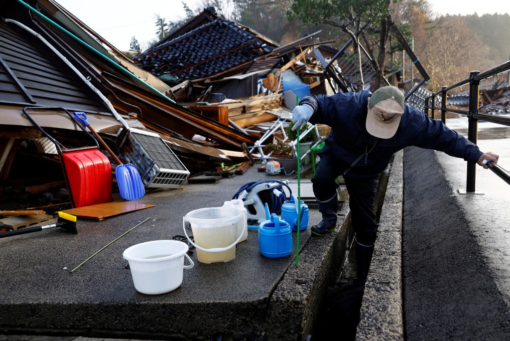 日本石川縣輪島地震後，工作人員準備從污水中收集水用於沖廁所。 路透社