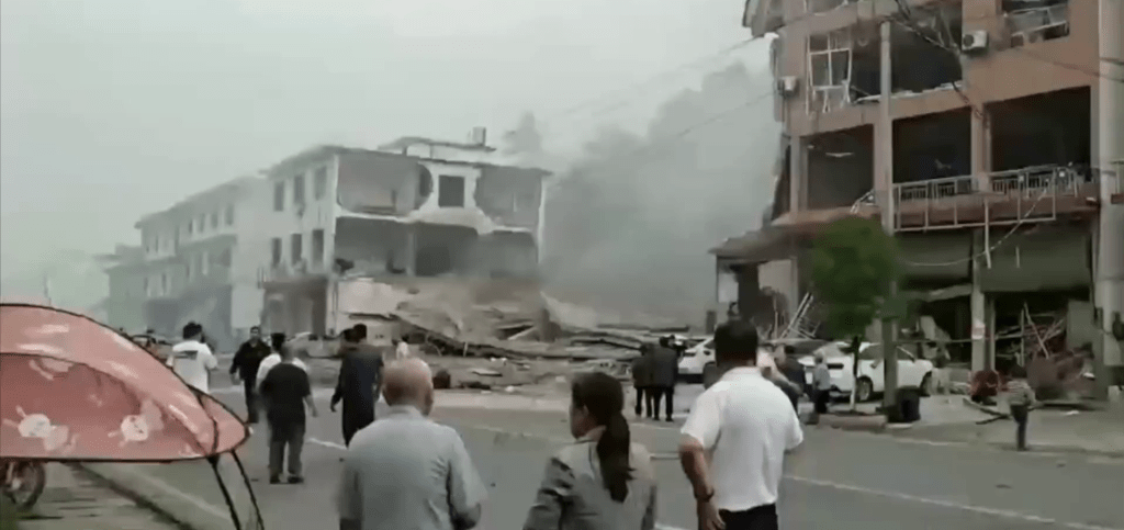 江西上栗县汽车维修店发生爆炸后，一栋民房倒塌。