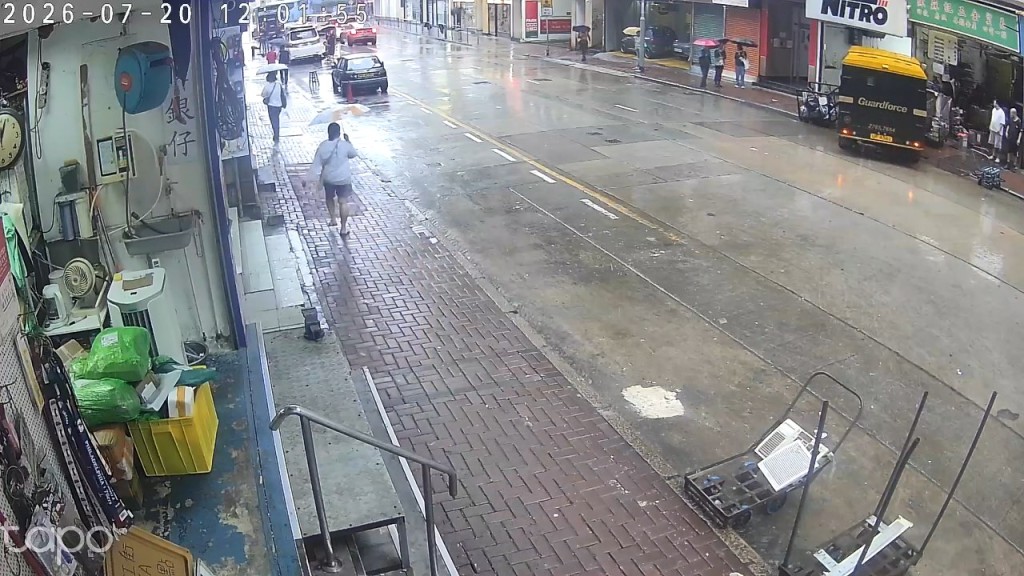 回收舖的職員被嚇得「彈起」。fb「車cam L(香港群組)」片段截圖 回收舖的職員被嚇得「彈起」。fb「車cam L(香港群組)」片段截圖