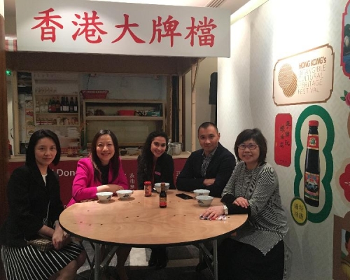 研究會展示香港特色大排檔,明愛(倫敦)學院院長李中文、香港駐倫敦經濟貿易辦事處處長杜潔麗、倫敦金融城皇冠假日酒店市場部經理Tuhina Rahman、大三元董事郭華夏及李錦記(歐洲)總監莊美賢到場。