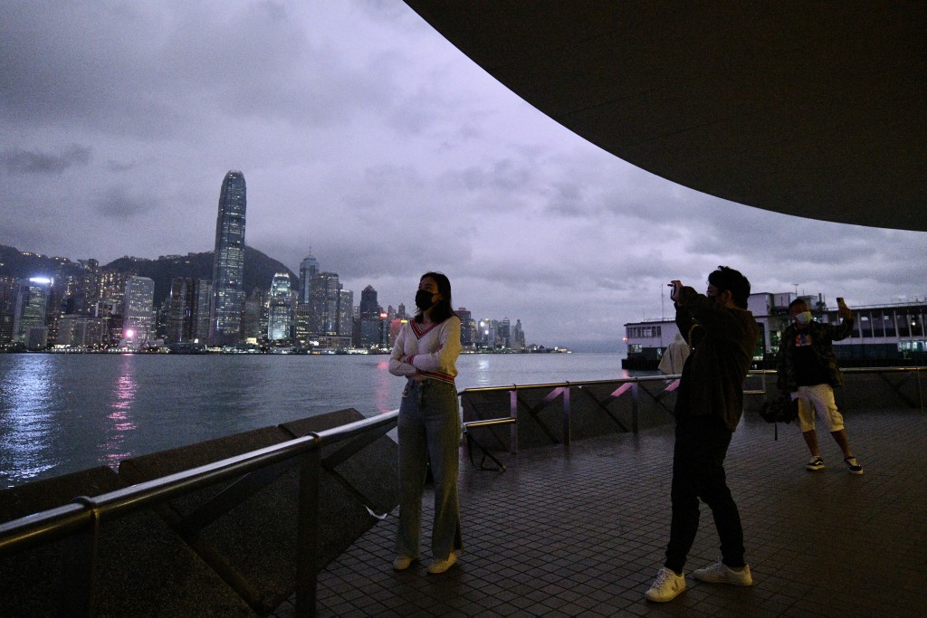 中央气象台指风暴会在香港到广东阳江一带沿海登陆。