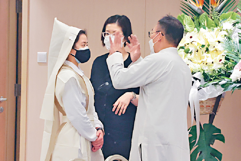 ■祝文君的女兒凱瑩哀送亡母。 ■祝文君的女兒凱瑩哀送亡母。