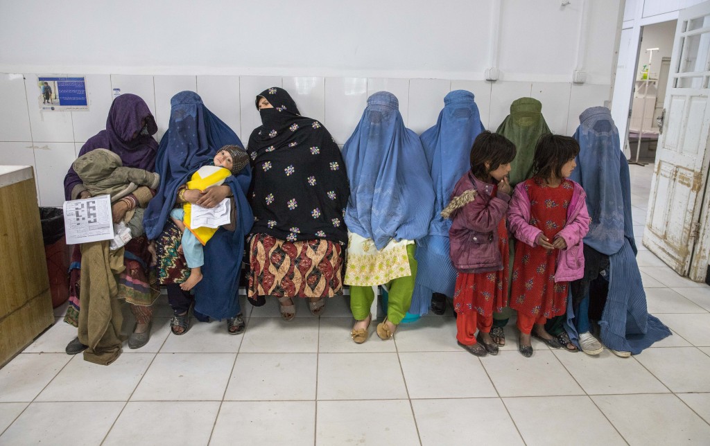 阿富汗女性在公共场合须穿上遮盖全身的罩袍和头巾。© Oriane Zerah