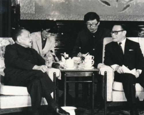 1984年，鍾士元(右)、鄧蓮如及利國偉赴京獲時任中國領導人鄧小平(左)會面。 資料圖片