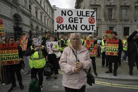 倫敦周二有反對擴大ULEZ的民眾帶同反倫敦市長的標語到唐寧街外示威。美聯社