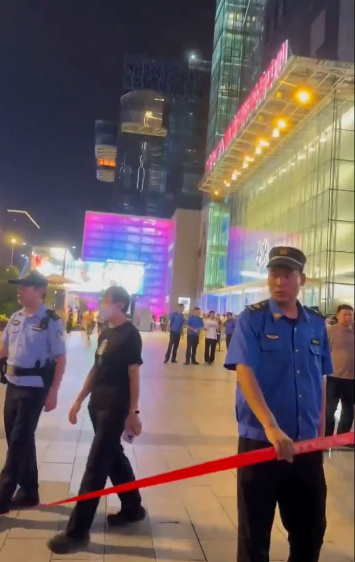 商場門外晚上仍有大批警力防止民眾聚集。