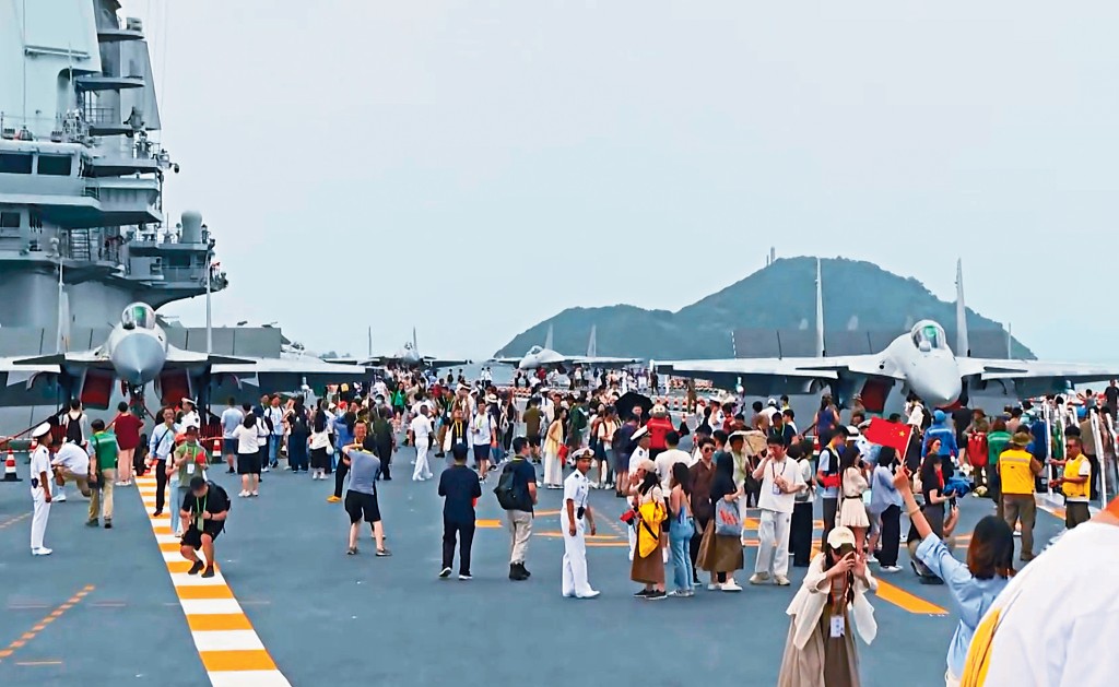 山東艦昨日首天開放予成功預約的市民參觀,場面熱鬧。