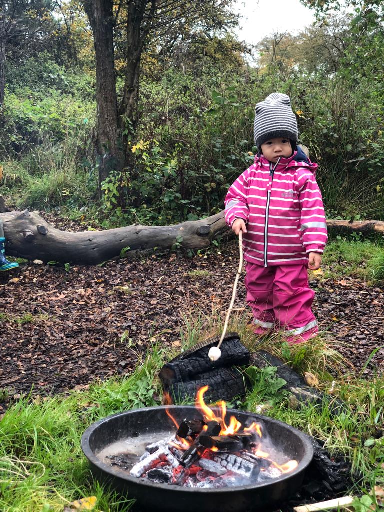 森林學校課程根據天氣策劃，在冬日老師安排小朋友起營火、唱歌、燒棉花糖，Fuyi的女兒非常享受。