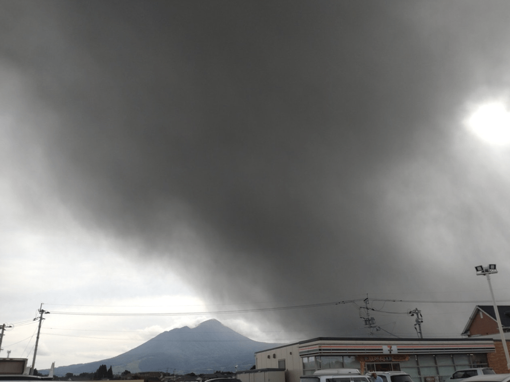 位於日本鹿兒島縣和宮崎縣交界地區的新燃岳火山噴發,火山灰柱高達500米。社交平台X@isapoppoo 位於日本鹿兒島縣和宮崎縣交界地區的新燃岳火山噴發,火山灰柱高達500米。社交平台X@isapoppoo