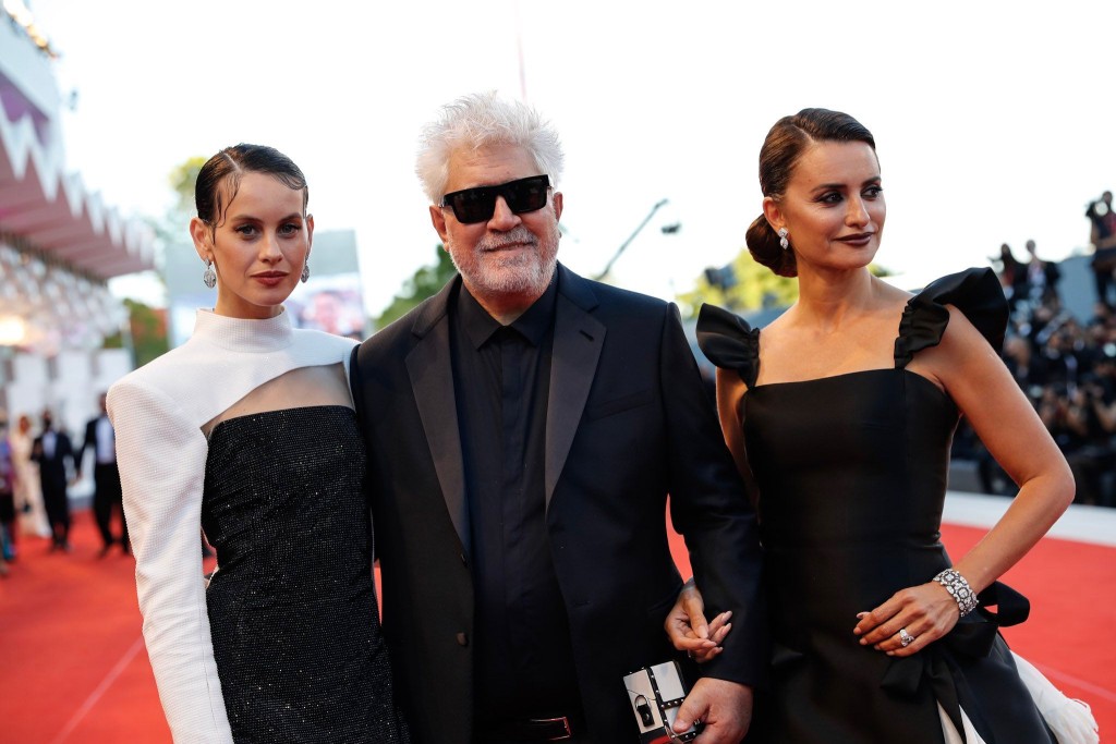 艾慕杜華及彭妮露（右）。