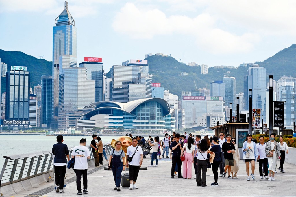 有内地旅客在网上发文分享其在香港街头的亲身经历,指自己在问路时连续遭到两名年轻人无视,令其不禁感叹「年轻人何必为难年轻人」。(资料图片 非当事人) 有内地旅客在网上发文分享其在香港街头的亲身经历,指自己在问路时连续遭到两名年轻人无视,令其不禁感叹「年轻人何必为难年轻人」。(资料图片 非当事人)