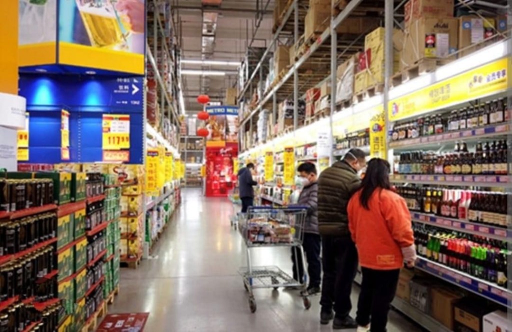 网民又大赞深圳麦德龙超市相比另一储仓式超市毫不逊色，「卖嘅嘢差不多，唔系会员都可以入去」。