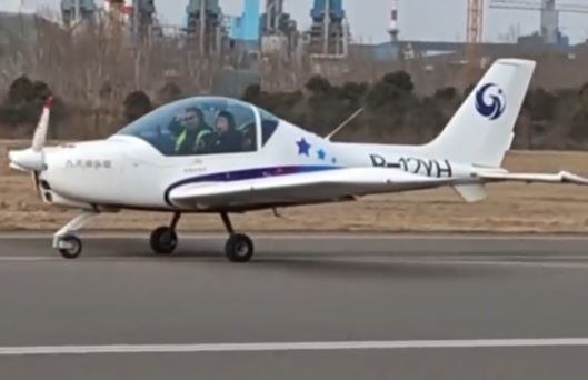 趙氏父子自駕飛機回老家過農曆新年。山東電視新聞