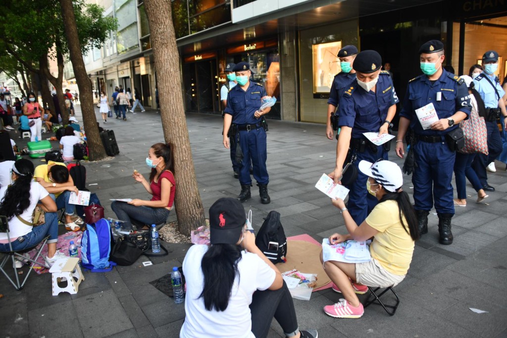 警方及海關的特務警察提醒外傭遵守限聚令