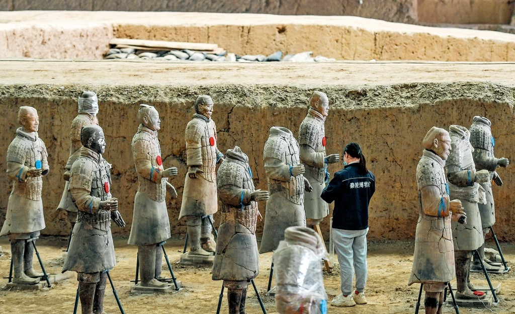 陝西西安出土的兵馬俑。陪葬坑和皇陵仍深埋地下。 新華社
