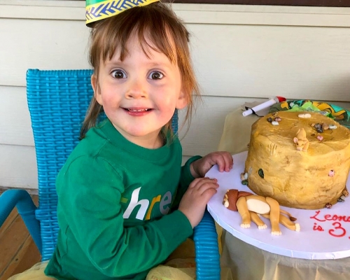 3歲女童Leona慶祝生日,開心吹蠟燭。