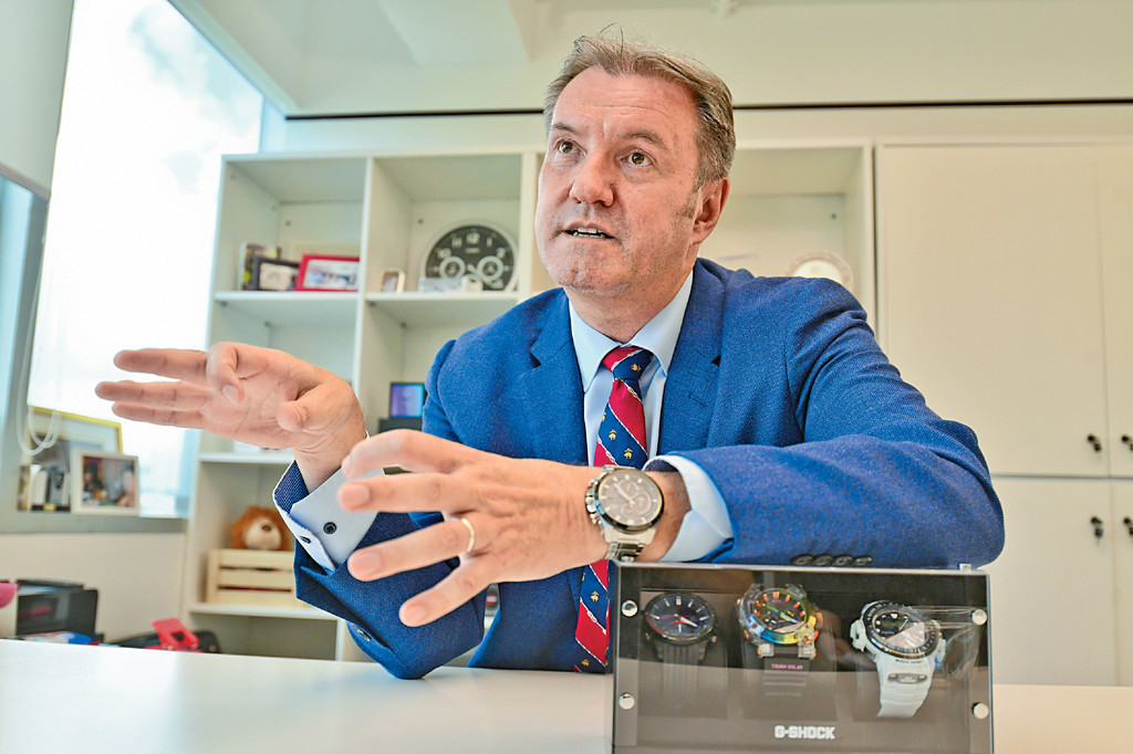 ■白嘉诚笑称自己是表迷,家中有二十只CASIO手表,方便在不同情况下使用。