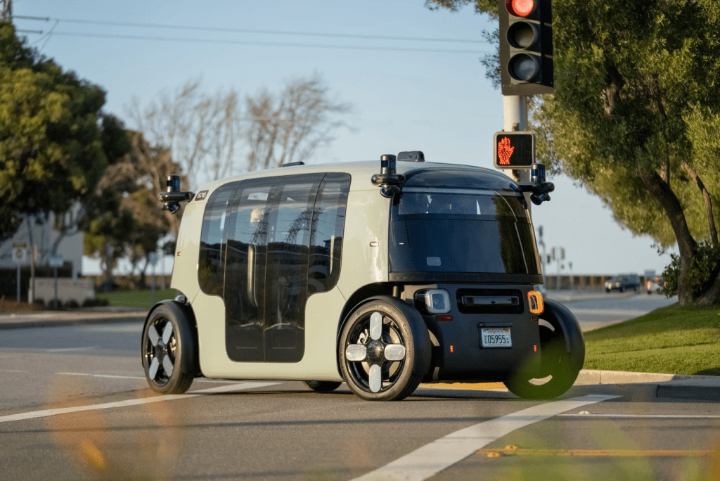 Zoox无人驾驶的士外观方方胖胖，没有方向盘或踏板，但具有双向驾驶能力和4轮转向，毋须倒车即可改变方向。