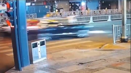 私家車高速撞向斑馬線上的3名路人，將3人全部撞死。影片截圖