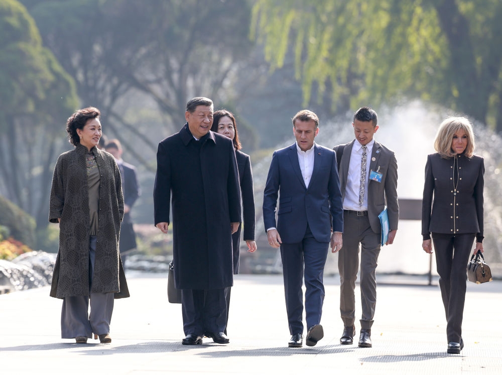 习近平同法国总统马克龙在成都非正式会晤。 新华社