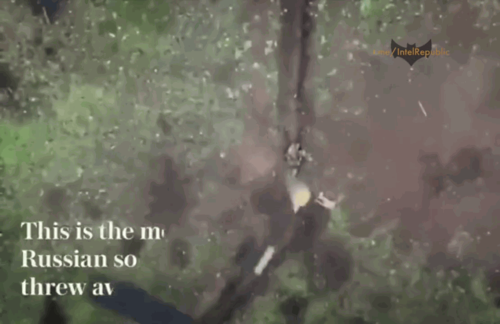 黃色的榴彈正投下至俄軍戰壕。
