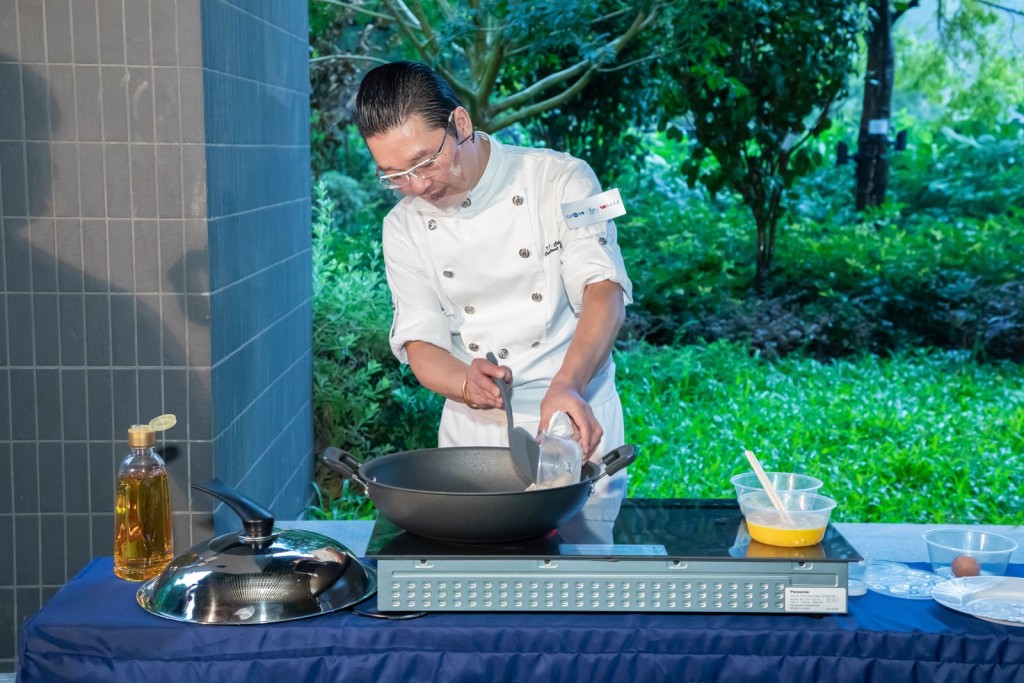 為了展示無火煮食的好處，活動當日找來大廚大展廚藝之餘，更講解使用電磁爐的優點。