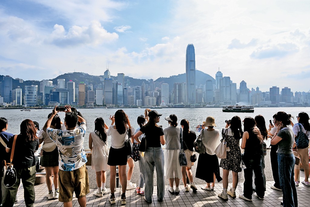 香港旅遊發展局公布，7月初步訪港旅客數字為439萬人次，較去年同期上升12%。