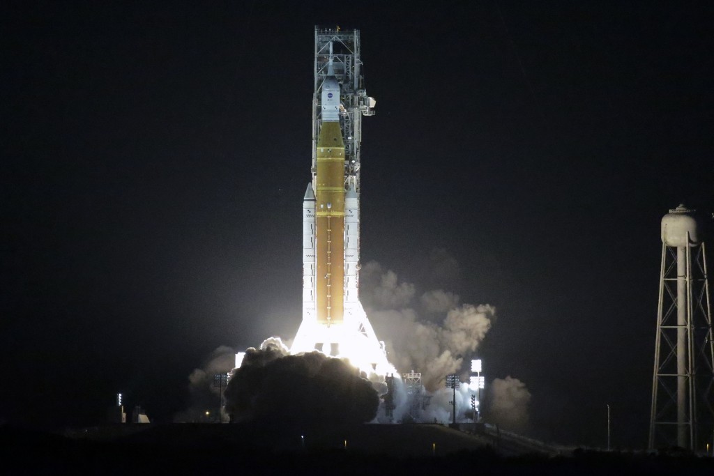 NASA「阿提米斯1号」火箭终于升空，「史努比」成唯一跟升空的成员。AP图