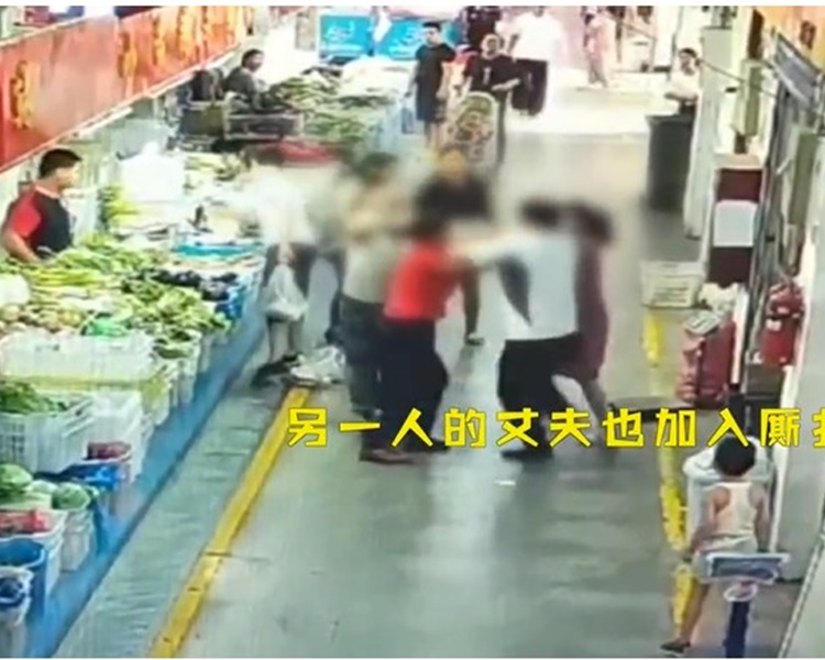 两人初生口角，继而演变4人混战。网图