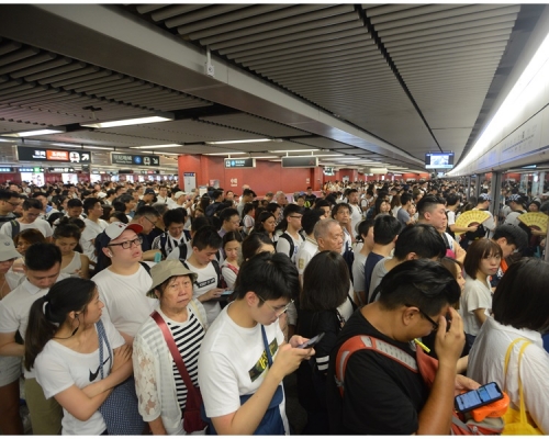 港鐵多個車站昨日逼滿參與遊行人士。資料圖片