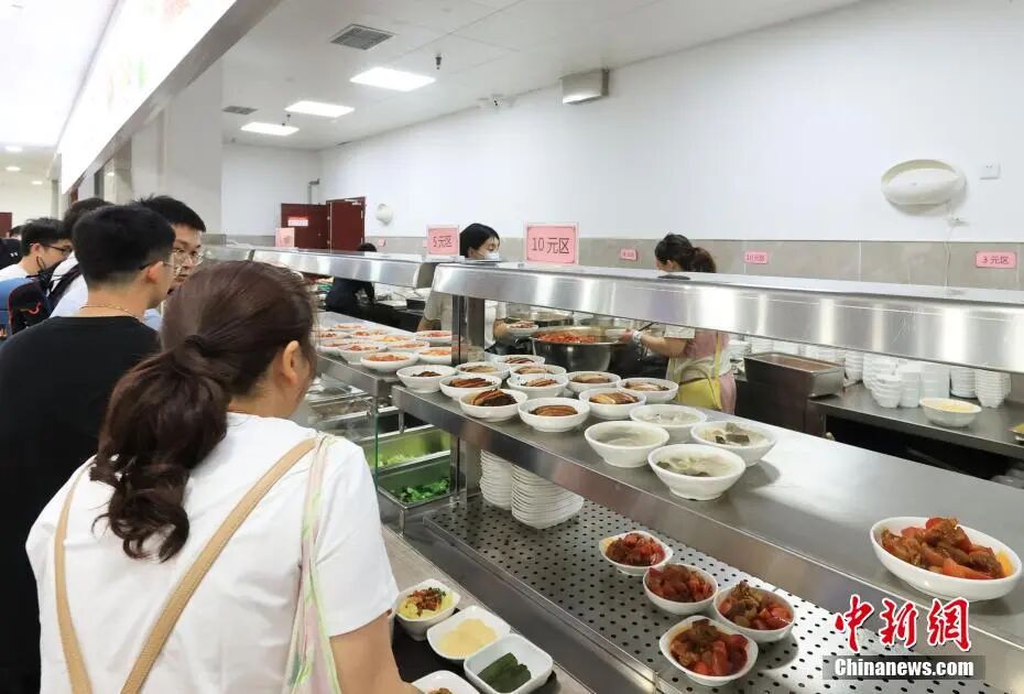 國慶中秋長假，各地政府機關食堂向民眾開放。中新社