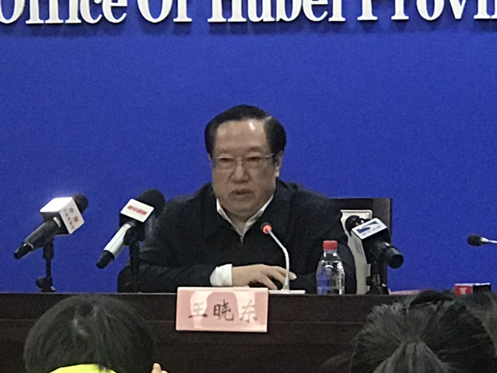 王曉東在疫情記者會上不戴口罩受到質疑。中新社