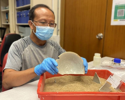 古迹办人员为出土器物进行拼对，并以特别的黏合剂把属于同一器物的碎片拼贴。黄伟纶网志图片